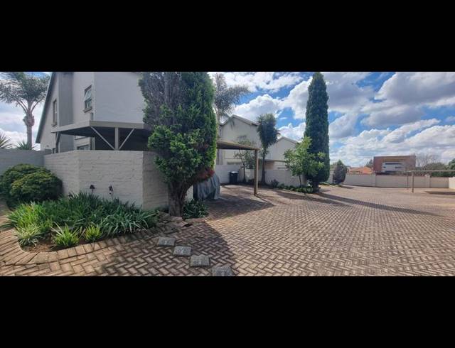 3 BEDROOM TOWNHOUSE FOR SALE IN HEUWELSIG ESTATE